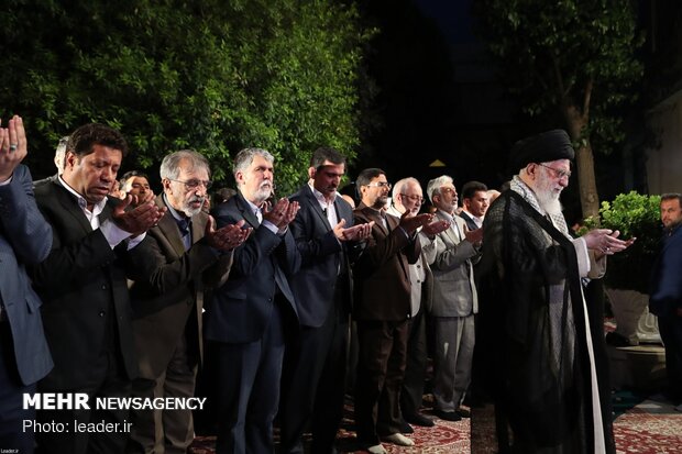 Poets meet with Ayt. Khamenei on Imam Hassan’s birth anniv.