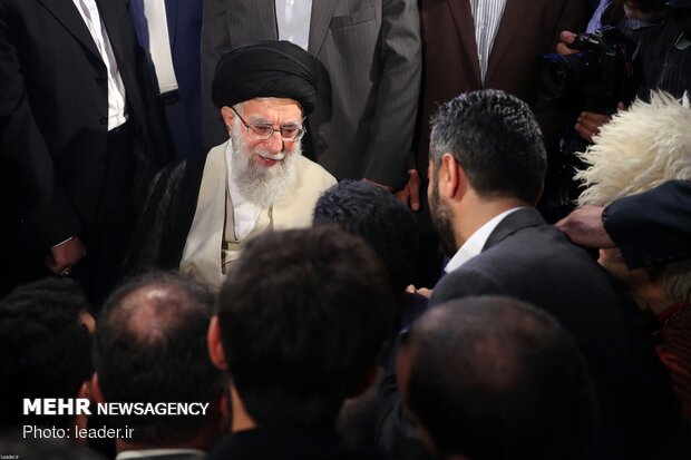 Poets meet with Ayt. Khamenei on Imam Hassan’s birth anniv.