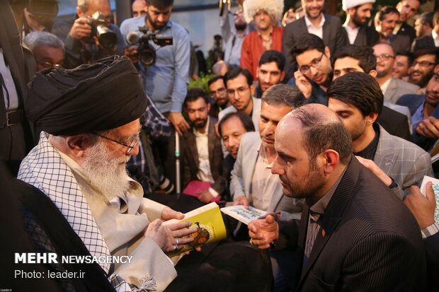 Poets meet with Ayt. Khamenei on Imam Hassan’s birth anniv.