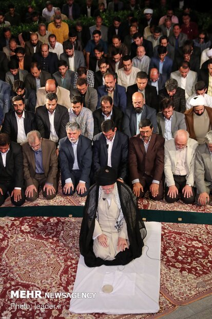 Poets meet with Ayt. Khamenei on Imam Hassan’s birth anniv.