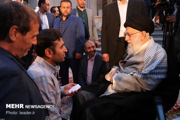 Poets meet with Ayt. Khamenei on Imam Hassan’s birth anniv.