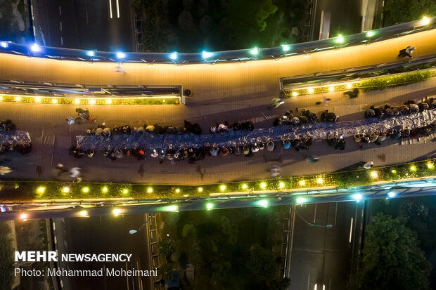 مراسم افطار مردمی در پل طبیعت تهران