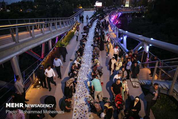 طقوس رمضانية على جسر الطبيعة في طهران