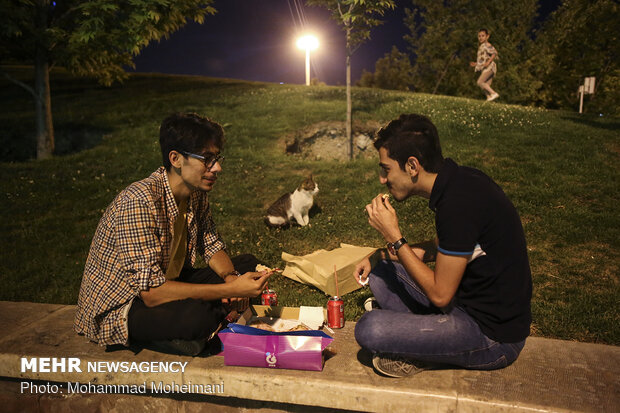 مراسم افطار مردمی در پل طبیعت تهران