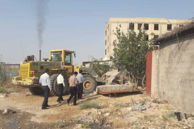 ۱۶ فقره ساخت و ساز غیرمجاز در گناوه تخریب شد ۱۶ فقره ساخت و ساز غیرمجاز در گناوه تخریب شد