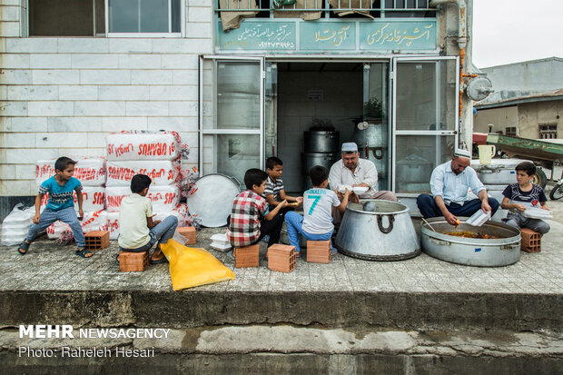 موائد رمضانية في "آق قلا" شمال إيران