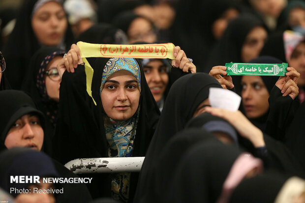 قائد الثورة الإسلامية يستقبل حشداً من الطلاب