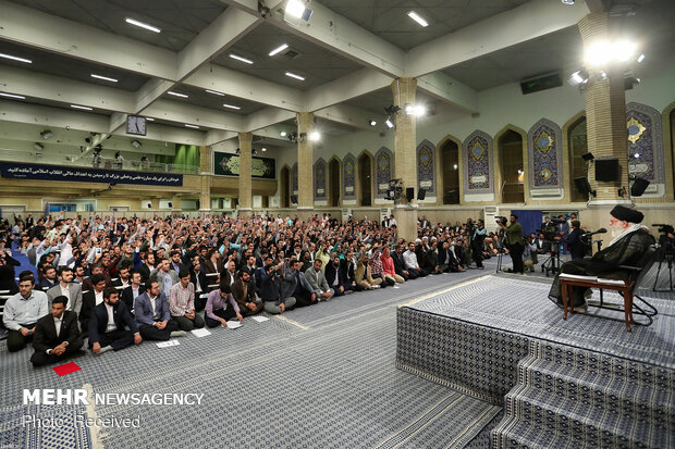 قائد الثورة الإسلامية يستقبل حشداً من الطلاب