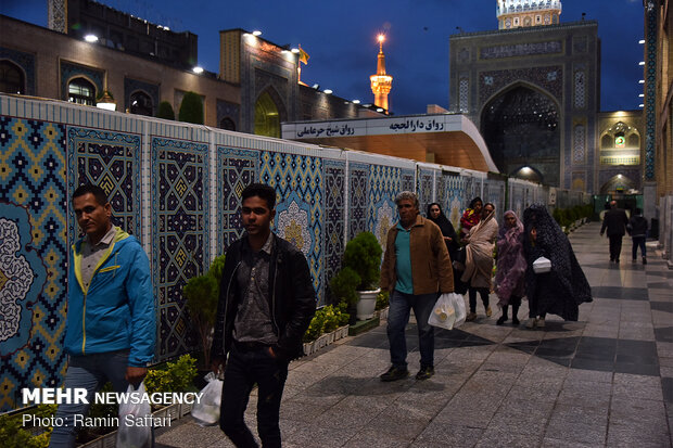 مراحل آماده سازی سفره های افطار در مهمانسرای حرم مطهر امام رضا (ع)