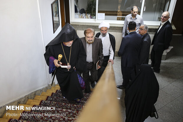 Armenian Diocese of Tehran commemorates anniv. demise of Imam Khomeini