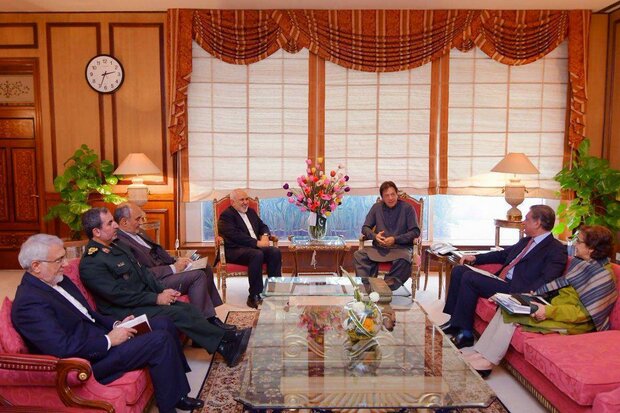 ظریف با عمران خان دیدار کرد/ تاکید بر ارتباط بنادر چابهار و گوادر