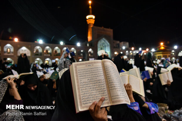 حرم رضوی میں انیسویں رمضان المبارک کی مناسبت سے شب بیداری