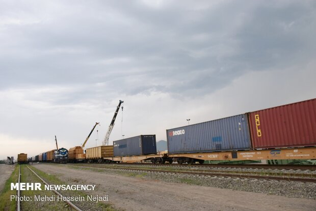عمليات الشحن والتفريغ عند السكة الحديدية الحدودية بين ايران وآذربيجان