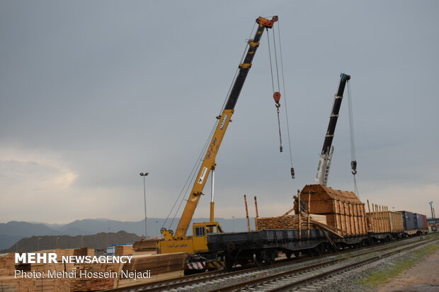 عمليات الشحن والتفريغ عند السكة الحديدية الحدودية بين ايران وآذربيجان