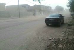 طوفان تردد درشرق اصفهان رامختل کرد/لغزندگی در محورهای غرب و جنوب