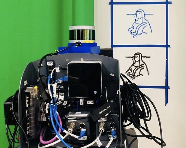 رباتی که «سلام» را به ۱۰ زبان می نویسد