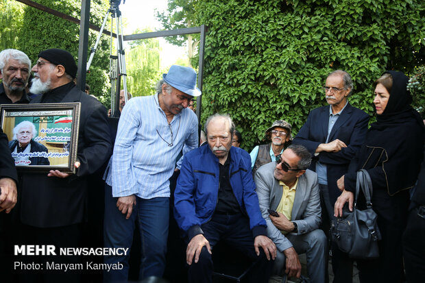 Artist community attends funeral of veteran voice actor Parviz Bahram