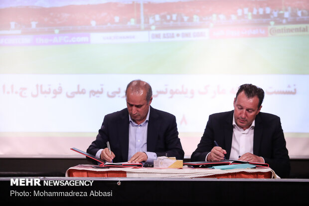 لحظة توقيع عقد " مارك ويلموتس" مع منتخب إيران لكرة القدم