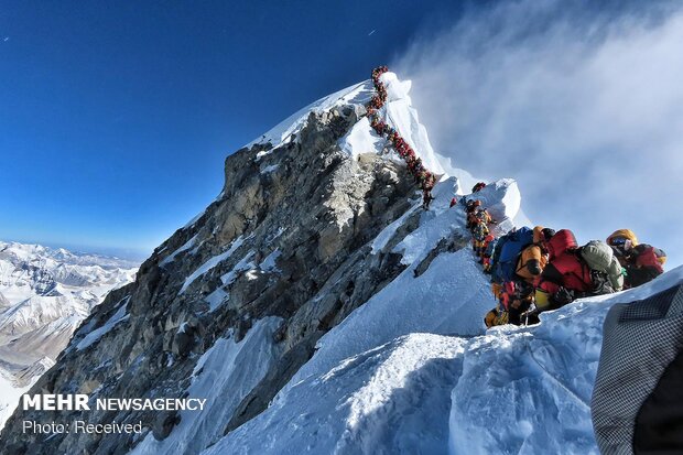 صعود همزمان ۸۰۰ کوهنورد سپاه در قالب ۵۰ تیم به قلل بالای ۳۰۰۰متر 