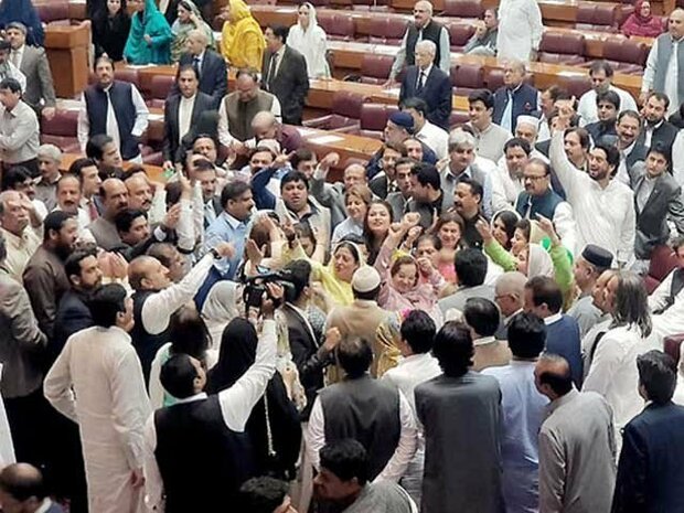 پاکستان کی قومی اسمبلی میں ہنگامہ آرائی پاکستان کی قومی اسمبلی میں ہنگامہ آرائی