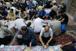 افطار ساده در مسجد محل