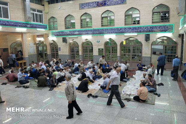 موائد افطار متواضعة في مساجد إيران