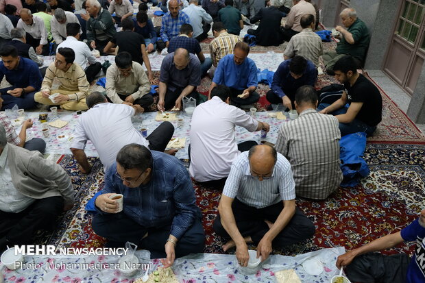 موائد افطار متواضعة في مساجد إيران