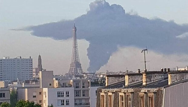 فرانس میں گاڑیوں کی عمارت میں آگ لگنے سے سینکڑوں گاڑیاں جل گئیں