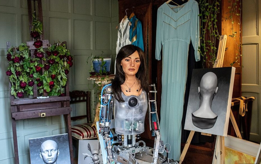 نمایشگاه آثار هنری یک ربات انسان نما برگزار می شود (+عکس)