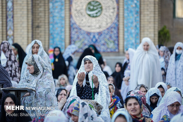 Tahran'ın İmam Zadeh Saleh Türbesi'nde Bayram Namazı 