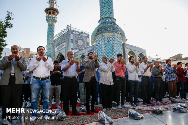 Tahran'ın İmam Zadeh Saleh Türbesi'nde Bayram Namazı 