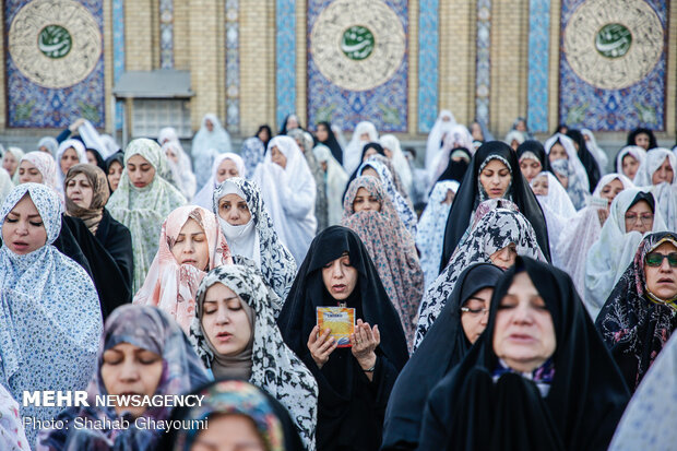 Tahran'ın İmam Zadeh Saleh Türbesi'nde Bayram Namazı 