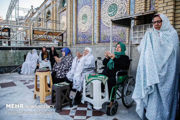 Tahran'ın İmam Zadeh Saleh Türbesi'nde Bayram Namazı 