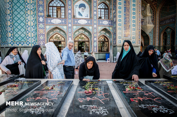 Tahran'ın İmam Zadeh Saleh Türbesi'nde Bayram Namazı 