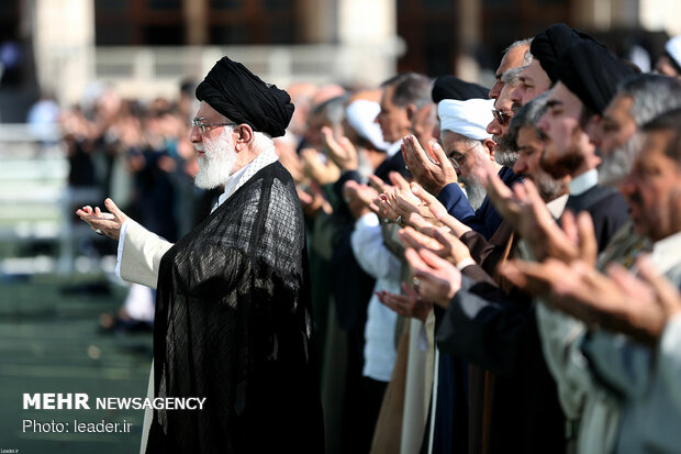 اقامة صلاة عيد الفطر في طهران بإمامة قائد الثورة الاسلامية
