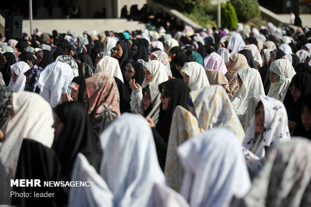 Leader leads Eid al-Fitr prayers