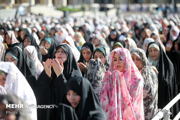 Leader leads Eid al-Fitr prayers