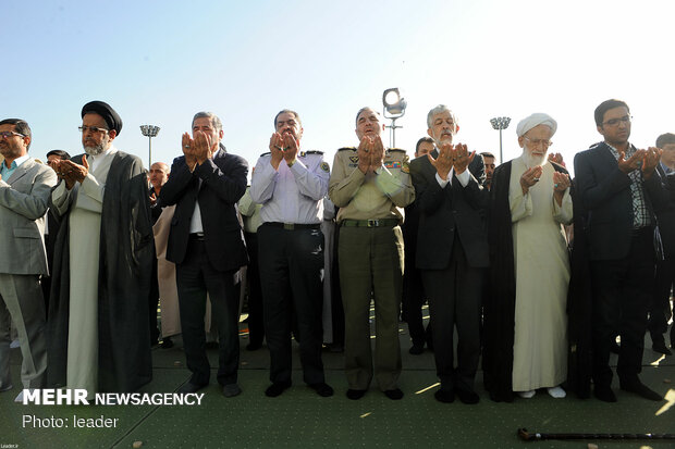 Leader leads Eid al-Fitr prayers