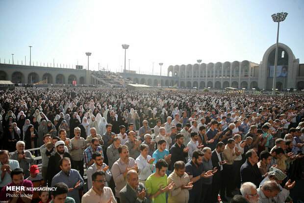 Leader leads Eid al-Fitr prayers in Tehran