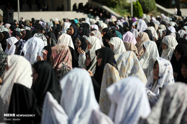 Leader leads Eid al-Fitr prayers in Tehran