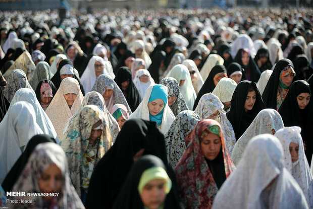 Leader leads Eid al-Fitr prayers in Tehran