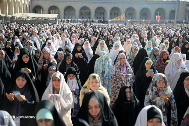 Leader leads Eid al-Fitr prayers in Tehran