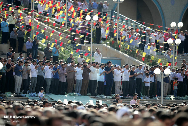 Leader leads Eid al-Fitr prayers in Tehran
