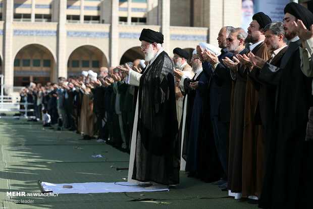 Leader leads Eid al-Fitr prayers in Tehran