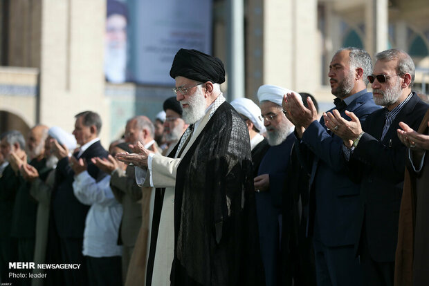 Leader leads Eid al-Fitr prayers in Tehran