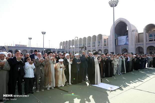 Leader leads Eid al-Fitr prayers in Tehran