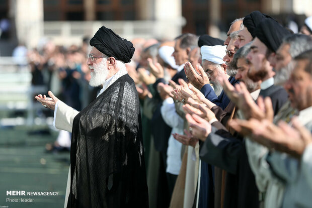 Leader leads Eid al-Fitr prayers in Tehran