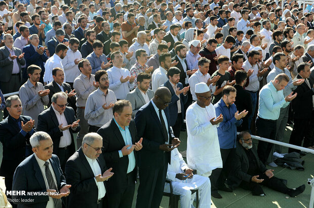 Leader leads Eid al-Fitr prayers in Tehran