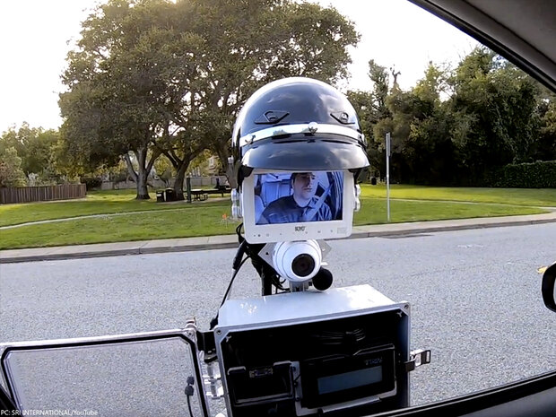 افسر پلیس رباتیک رانندگان را جریمه می کند