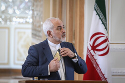 ظريف: ايران ستبقى صامدة في وجه أمريكا